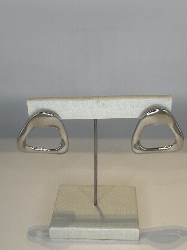 Brinco Banhado a Ródio  Orgânico Liso