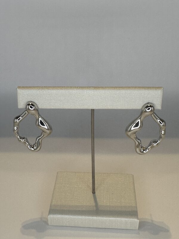 Brinco Banhado a Ródio Orgânico Ondulado