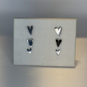 15337190623-fullsizerender-2.jpeg Brinco Trio Banhado a Ródio Coração Chapado P