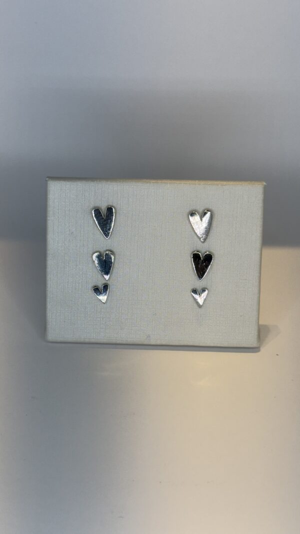 Brinco Trio Banhado a Ródio Coração Chapado P