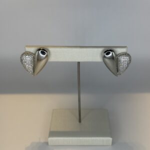 Brinco  Banhado a Ródio Coração Meio Cravejado