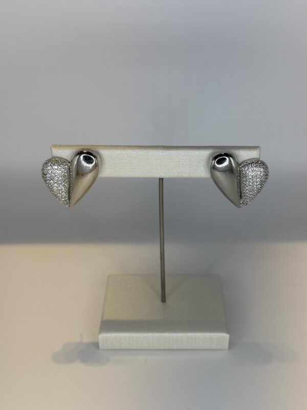 Brinco  Banhado a Ródio Coração Meio Cravejado