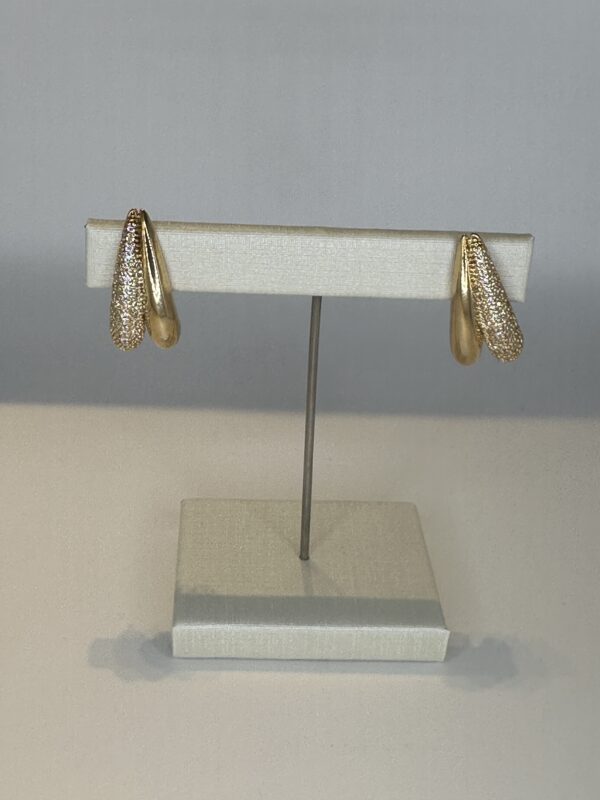 Brinco Banhado a Ouro  Gota Meio Cravejado